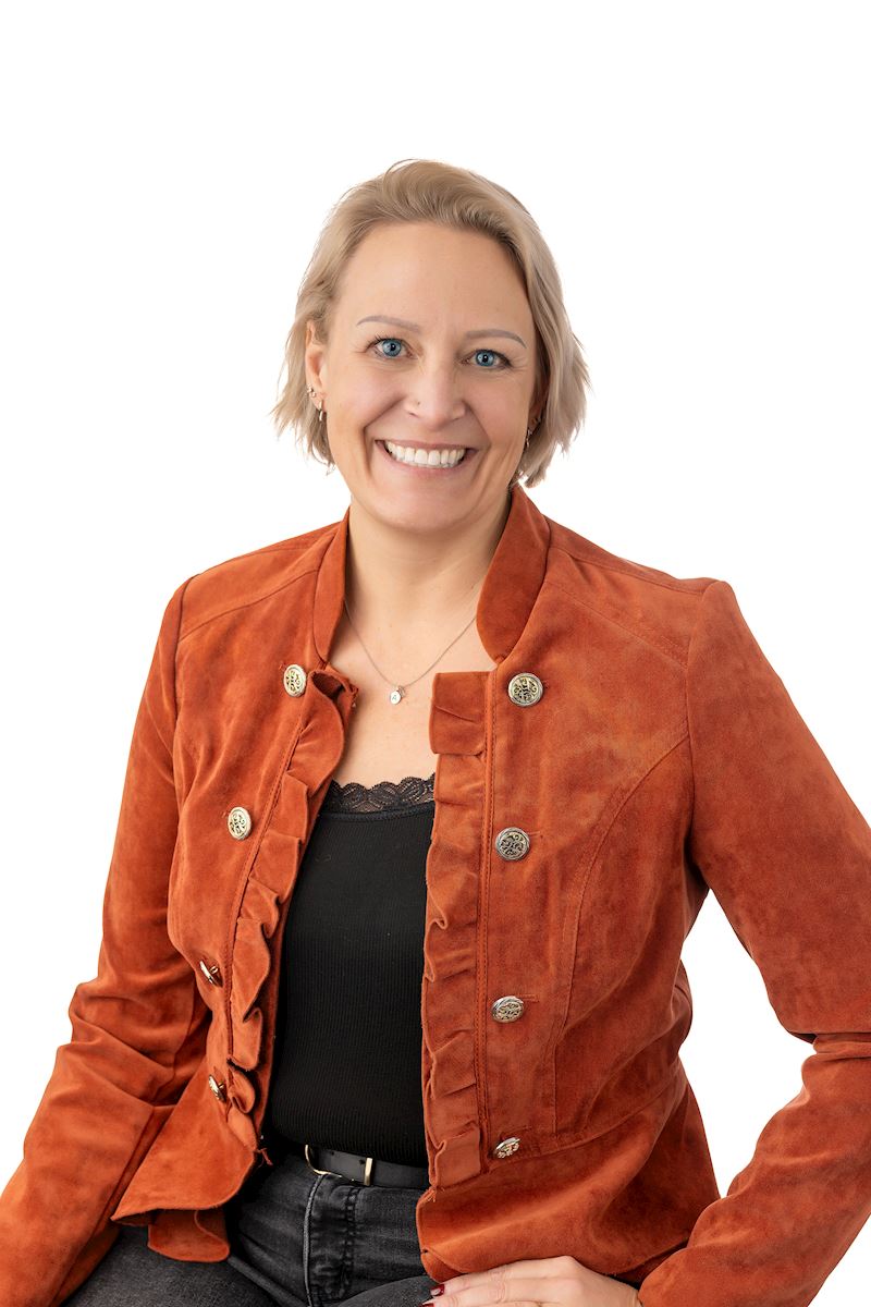 Angie Olson Headshot